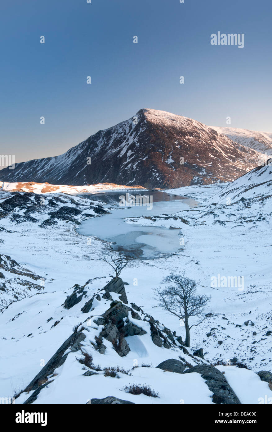 Llyn Idwal im Winter unterstützt durch Pen yr Ole Wen, Cwm Idwal, Snowdonia National Park, North Wales, UK Stockfoto