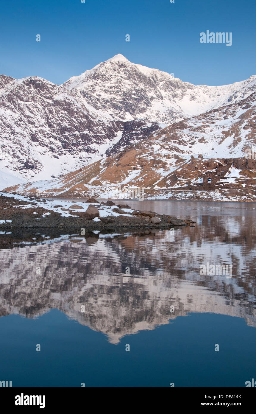 Mount Snowdon spiegelt sich in Llyn Sheetrim im Winter, Snowdonia National Park, North Wales, UK Stockfoto