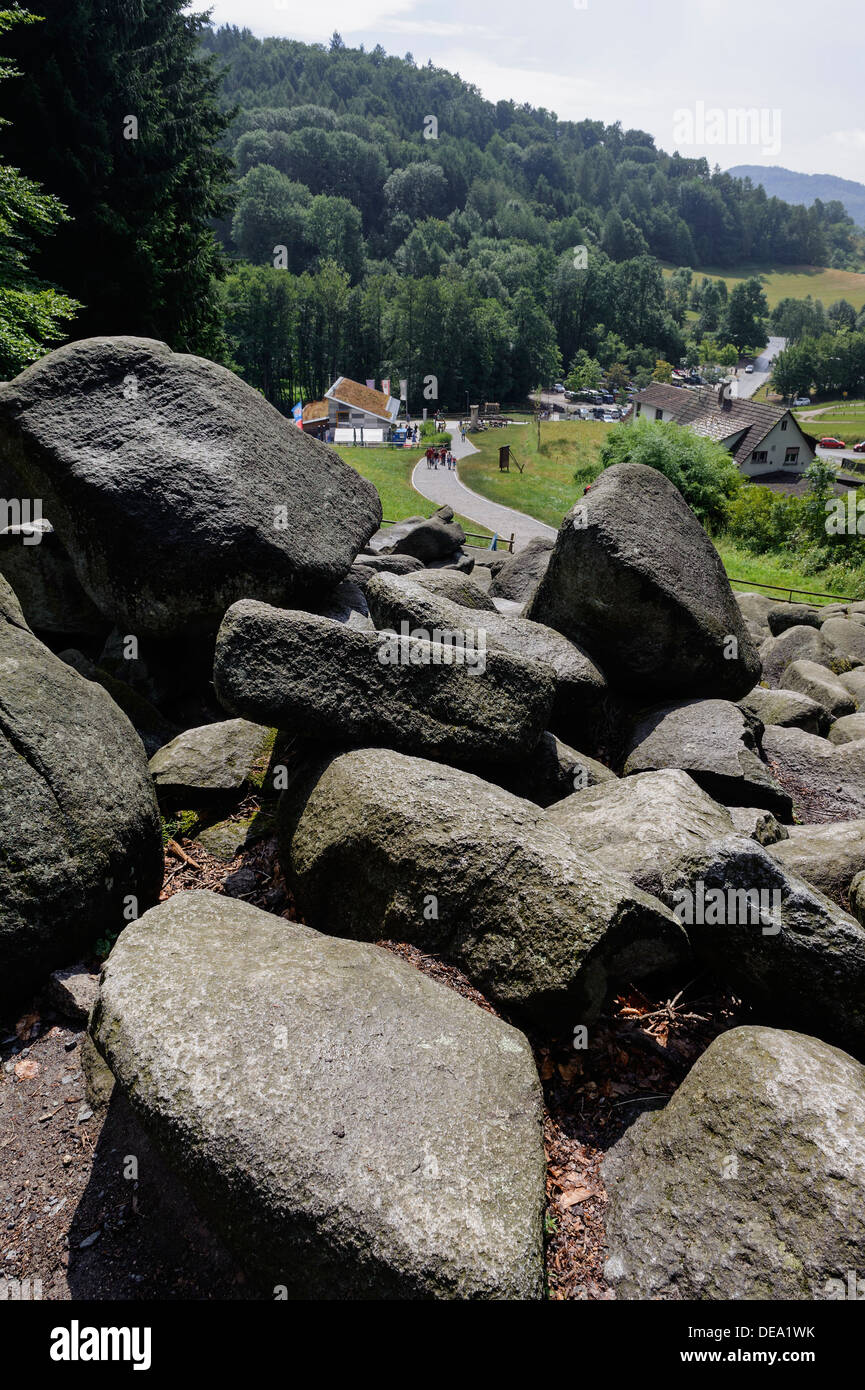 Besucher am Felsenmeer (Meer von Felsen) in der Nähe von Lautertal-Reichenbach im Wald der Oden, Hessen, Deutschland Stockfoto