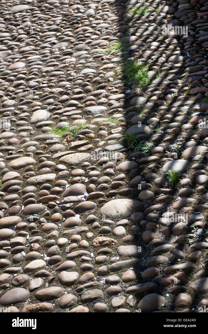 Gepflasterten Gehweg Oberfläche mit Schatten von nahe gelegenen Geländer Stockfoto