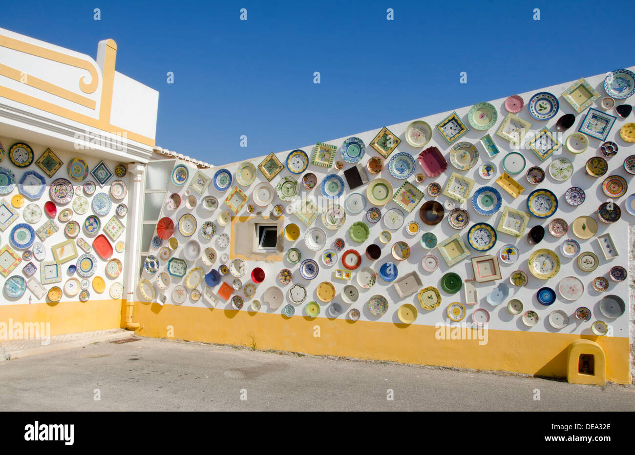 Portugiesische Keramik und Keramik Shop mit Platten auf Wand, Kap St. Vincent Sagres, Algarve, Portugal Stockfoto