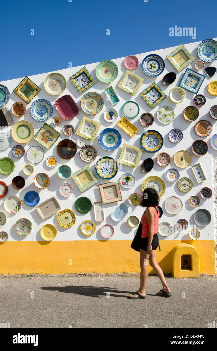 Portugiesische Keramik und Keramik Shop mit Platten auf Wand, Kap St. Vincent Sagres, Algarve, Portugal Stockfoto