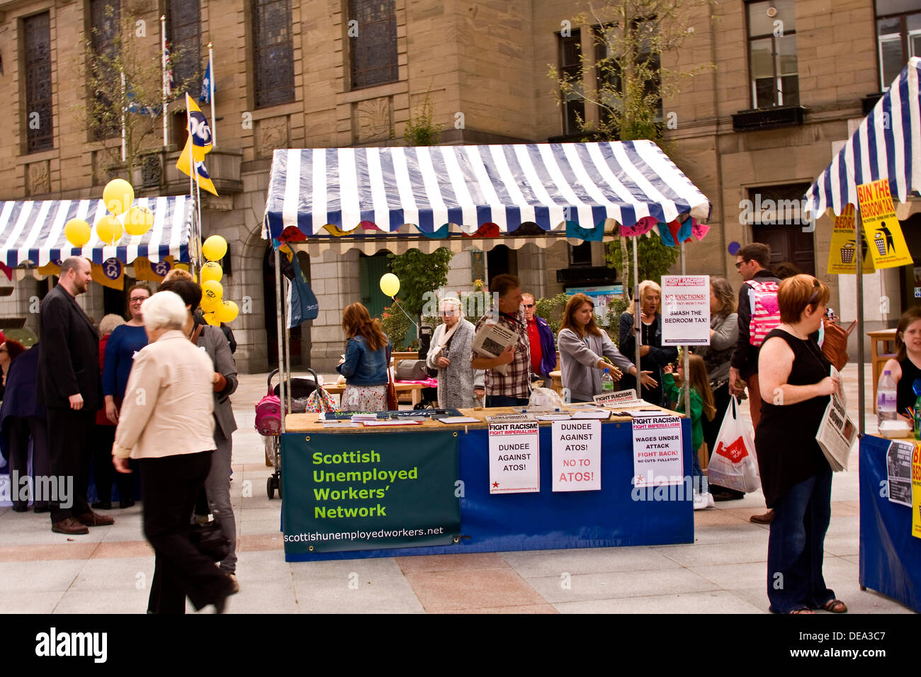 Dundee, Schottland, Vereinigtes Königreich. 14. September 2013. Große politische Rallye und Demonstrationen (im Stadtzentrum) Banner protestieren und Unterstützung der schottischen Arbeitslosigkeit Arbeitnehmer Netzwerk, Smash The Schlafzimmer steuern, Kampf gegen Rassismus, Nr. Lohnkürzungen und Dundee gegen ATOS. Bildnachweis: Dundee Photographics / Alamy Live News. Stockfoto