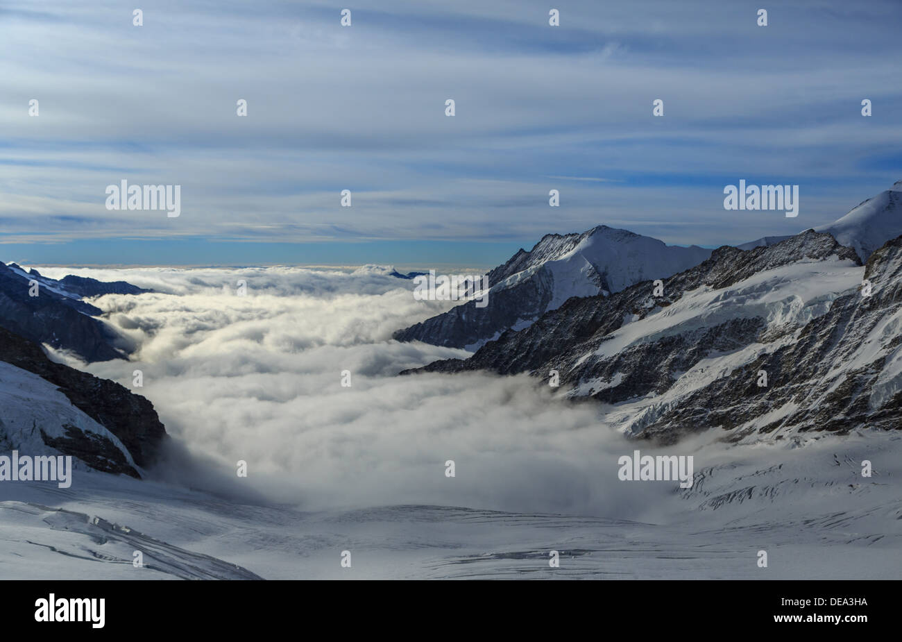 Schneebedeckte Gipfel über den Wolken stossen. Es regnet weiter unten. Genommen auf 3500 m über dem Meeresspiegel Stockfoto