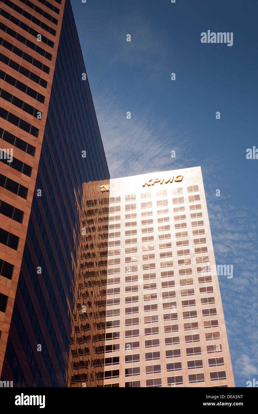Ein Blick auf die KPMG-Gebäude in der Innenstadt von Los Angeles, Kalifornien Stockfoto