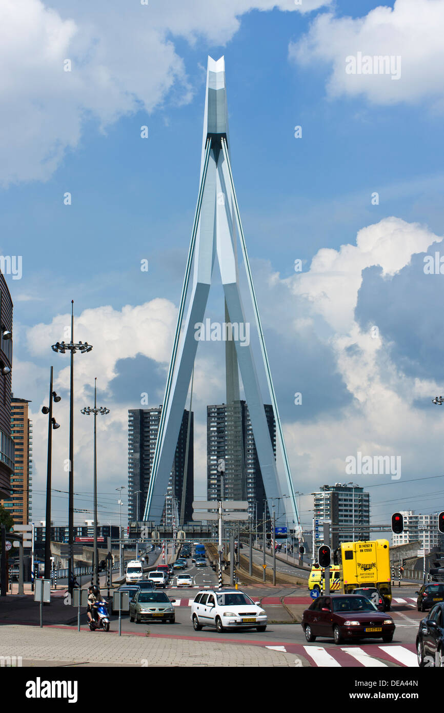 Verkehr auf der Erasmus-Brücke, entworfen von Ben van Berkel. Rotterdam, Niederlande. Stockfoto