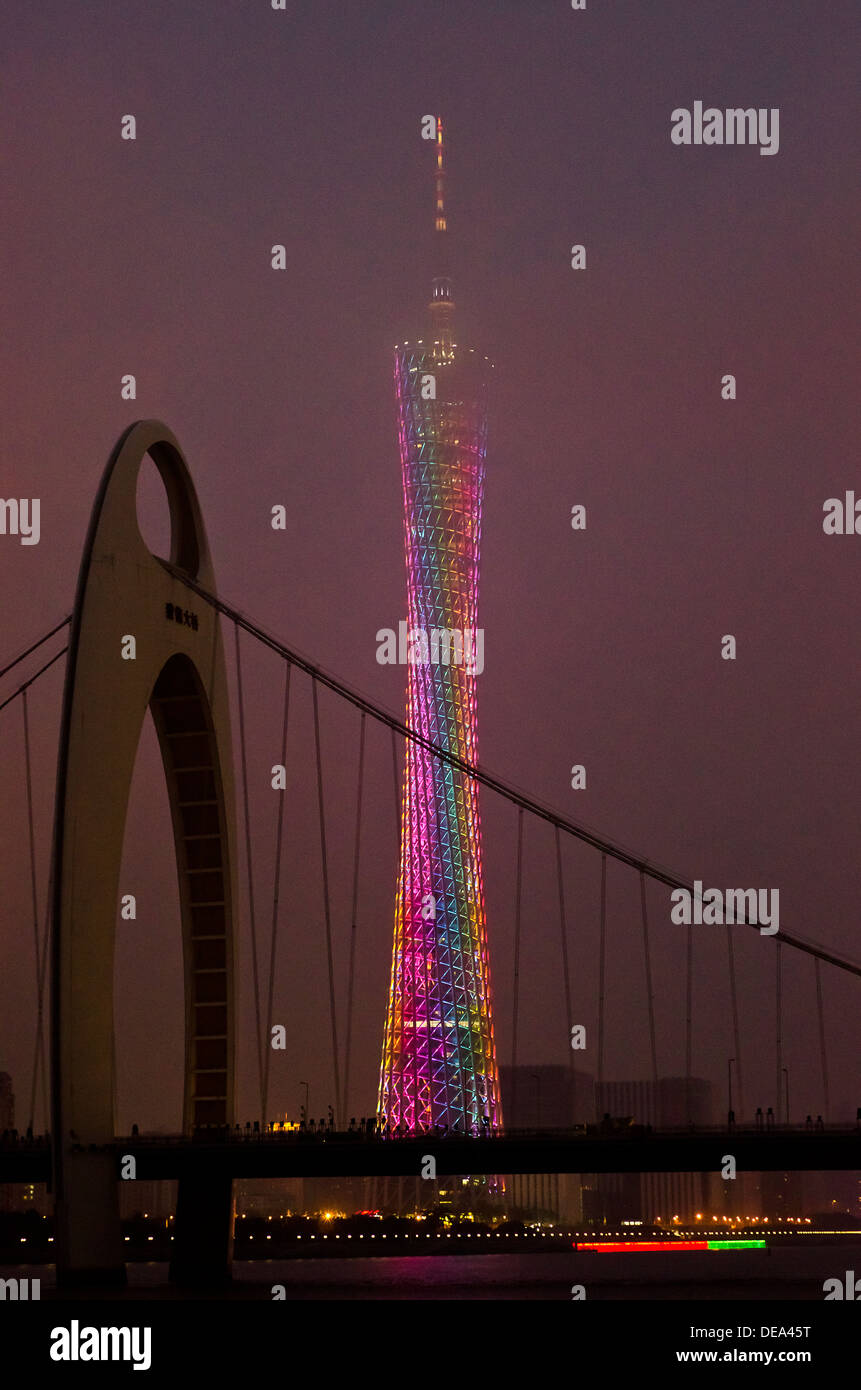 Pearl River und Guangzhou Tower bei Nacht, China Stockfoto