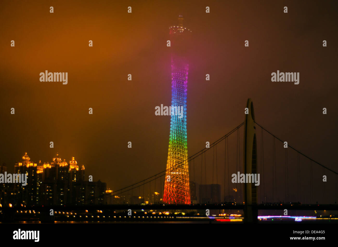 Pearl River und Guangzhou Tower bei Nacht, China Stockfoto