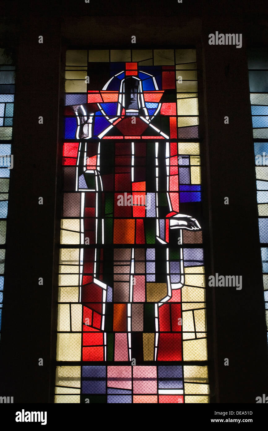 Detail aus einem Fenster in der neuen Kirche in Oradour-Sur-Glane, Frankreich. Stockfoto