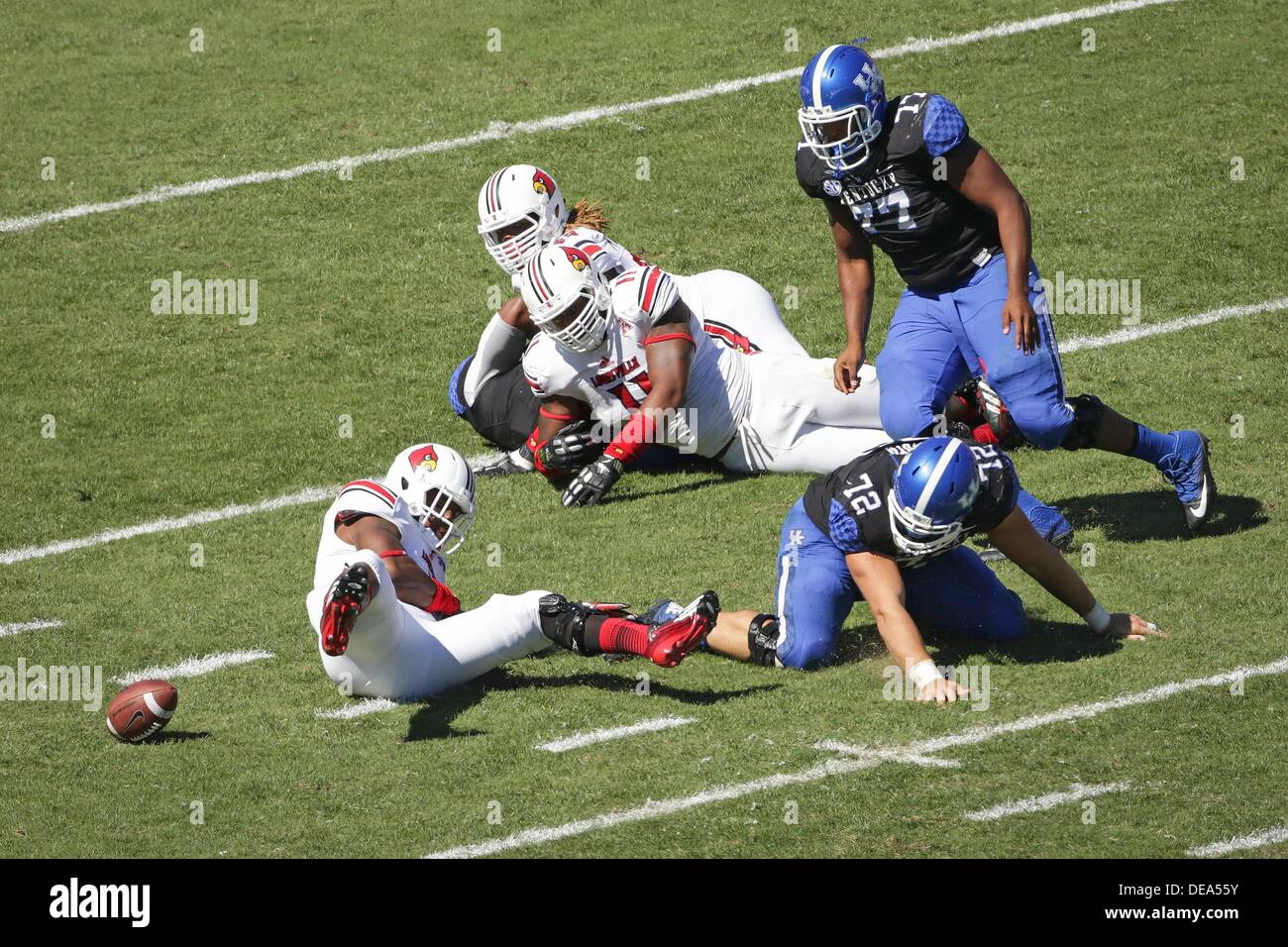 UofL Linebacker Keith Brown verpasst eine UK Abholung fummeln UK Center Jon Toth spät, Recht, im vierten Quartal als der University of Kentucky der University of Louisville im Commonwealth Stadium in Lexington, KY Samstag, 14. September 2013 spielt wiedergewonnen wurde. Louisville Kentucky 27-13 zu schlagen. Foto von David Stephenson (Kredit-Bild: © David Stephenson/ZUMAPRESS.com) Stockfoto