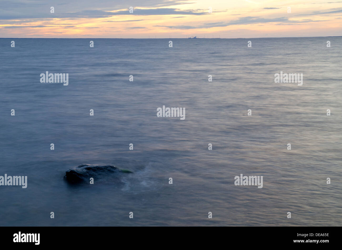 Schwarzer Rock in weiches Wasser Stockfoto
