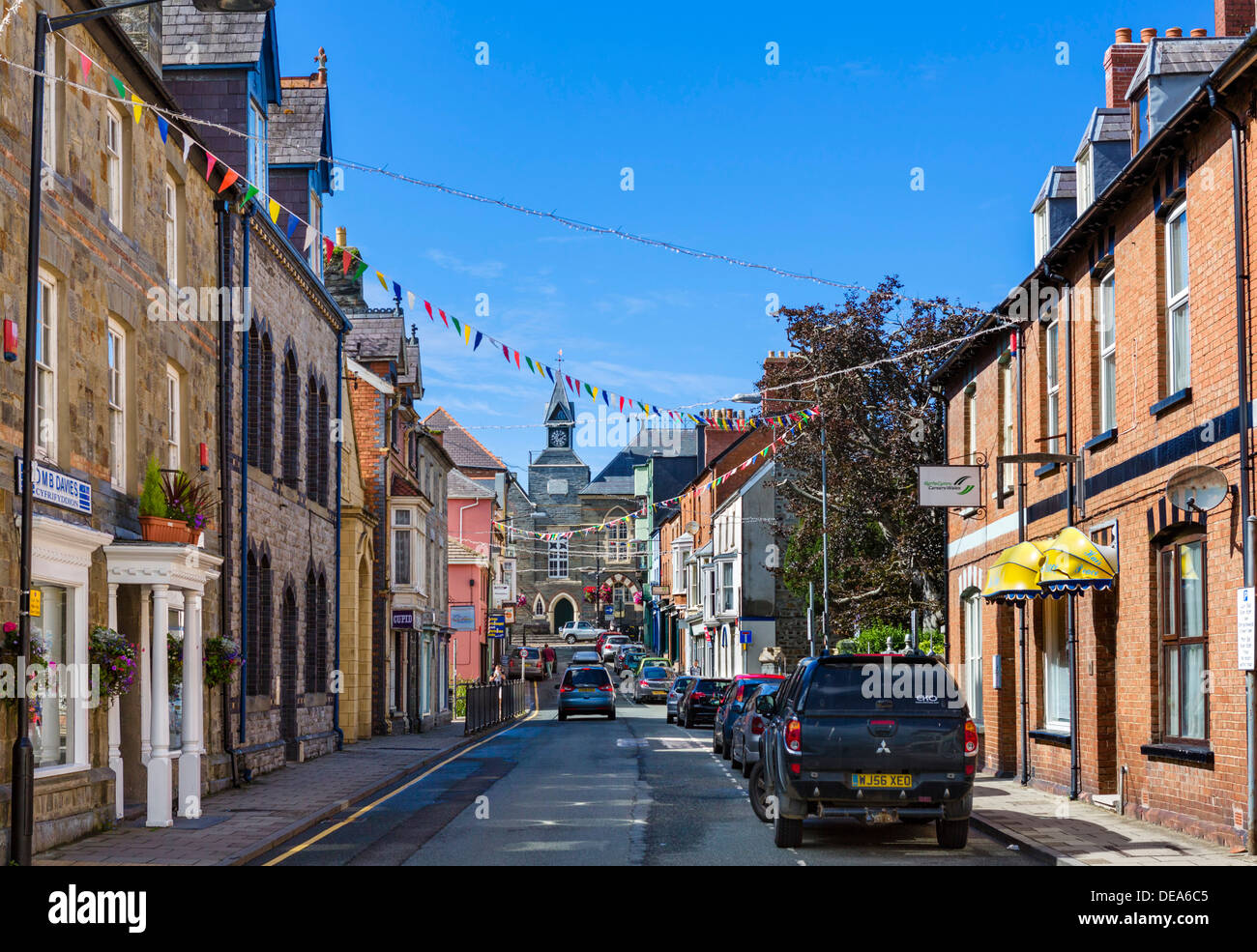 Priory Street mit Blick auf die Guildhall, Cardigan, Ceredigion, Wales, UK Stockfoto