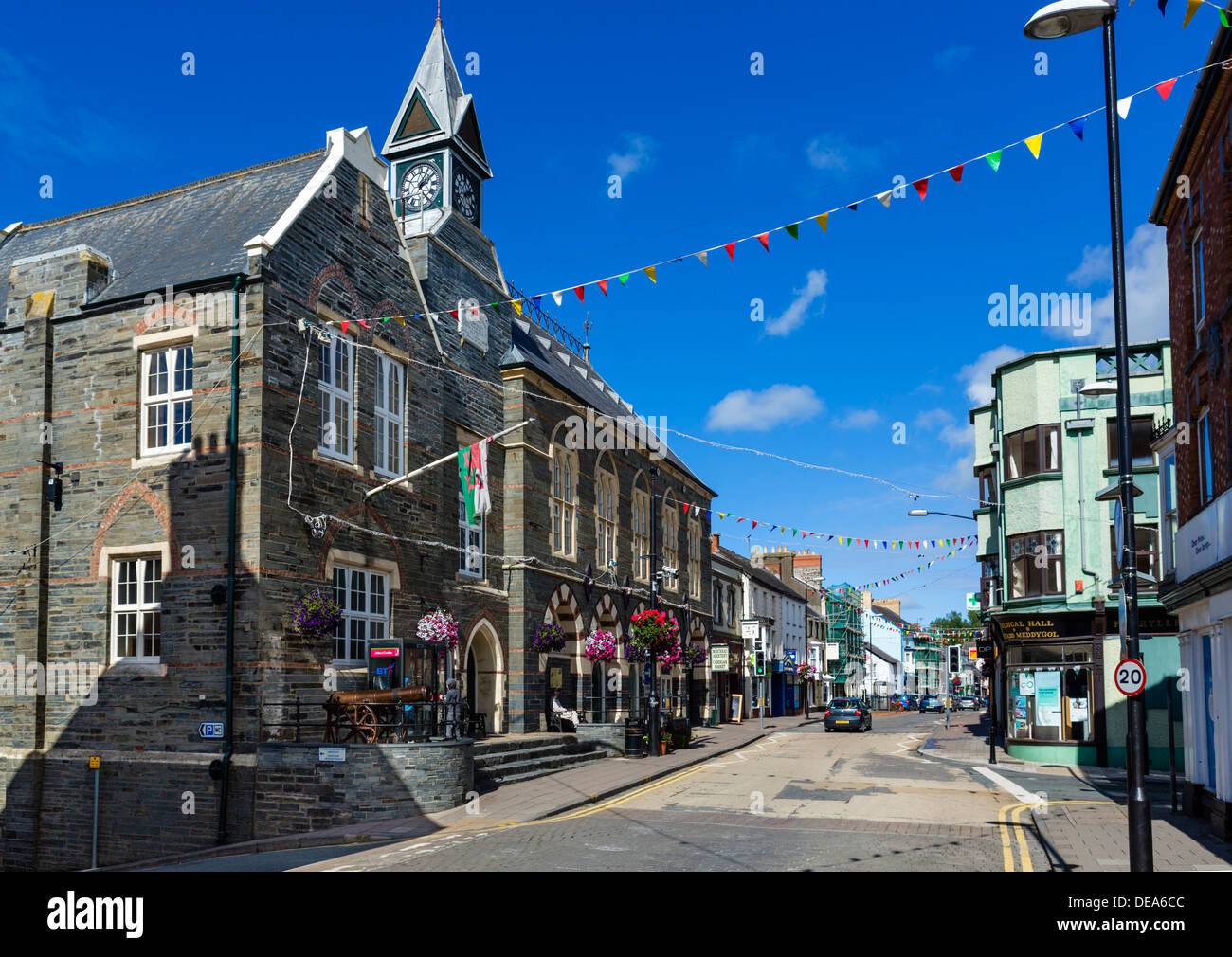 Geschäfte auf der High Street mit der Guildhall links, Cardigan, Ceredigion, Wales, UK Stockfoto