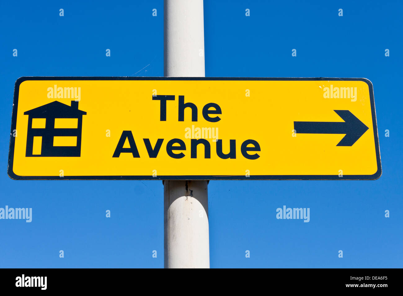 Gelbes Schild mit Pfeil weisen den Weg zu einer neuen Wohnsiedlung, Reading, Berkshire, England, GB, UK. Stockfoto