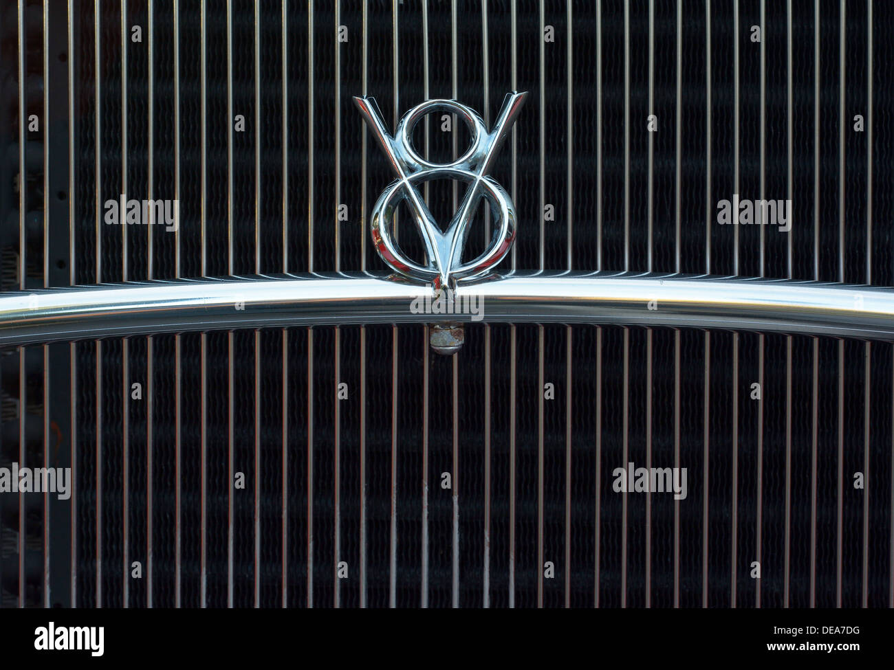 V8-Symbol auf dem Grill ein Hotrod Stockfoto