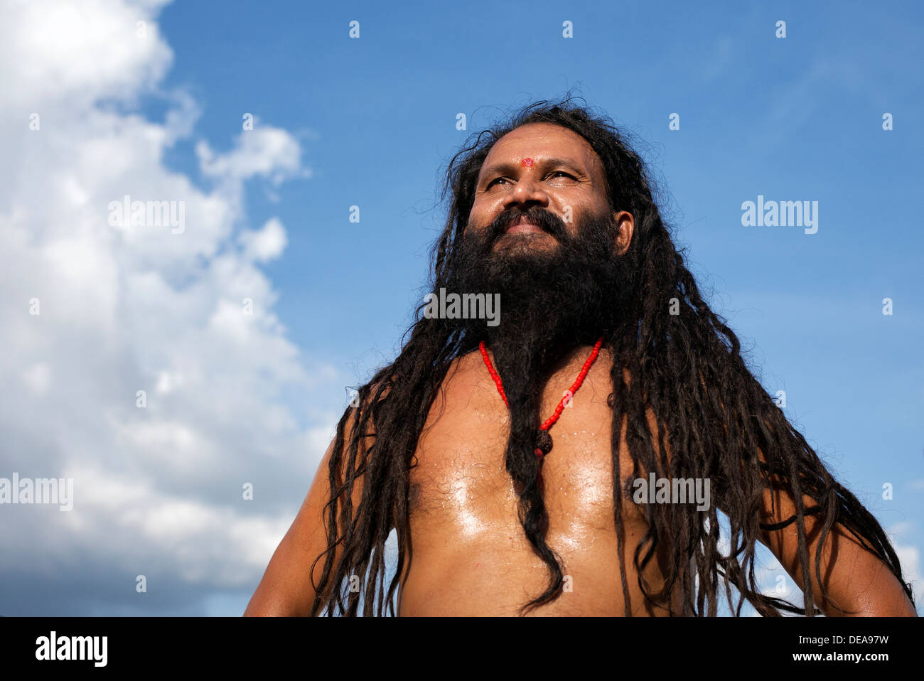 Indischen Sadhu mit Dreadlocks vor einem blauen bewölkten Himmel. Indien Stockfoto