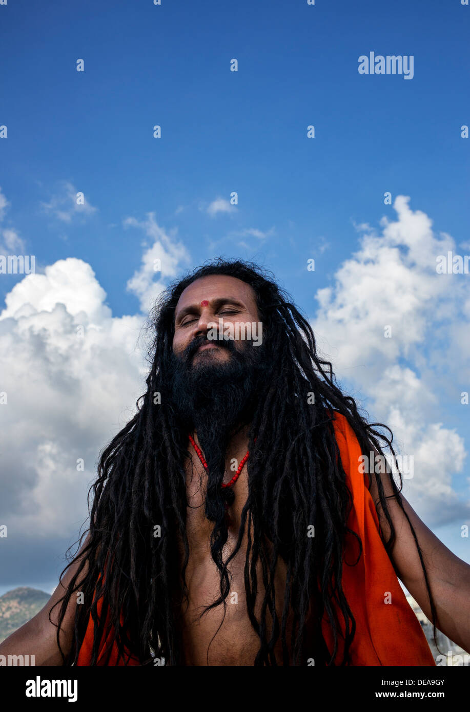 Indischen Sadhu in der Meditation vor einem blauen bewölkten Himmel. Indien Stockfoto