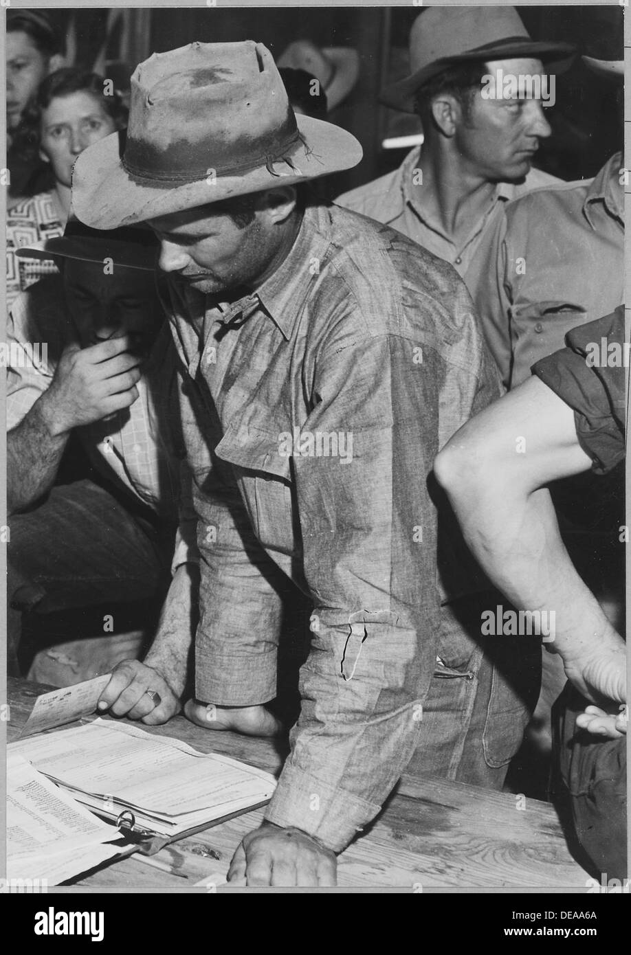 Arvin, Kern County, Kalifornien. Leiter des ländlichen Fragen bezüglich der Größe seiner Familie... 521654 Stockfoto