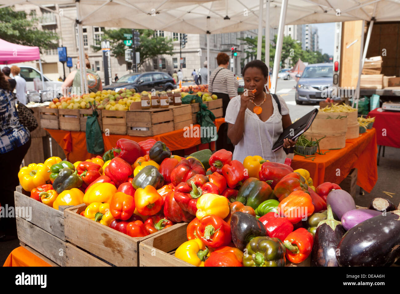 Frau kauft frisches Gemüse am Bauernmarkt - Washington, DC USA Stockfoto