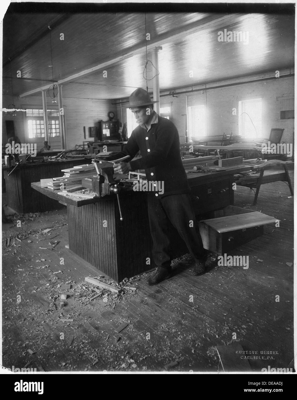 Ein Cherokee-Indianer, der das Handwerk des Wagenbaus in einer Schule lernt, die Fahrzeuge für die Gemeinde baut. Stockfoto