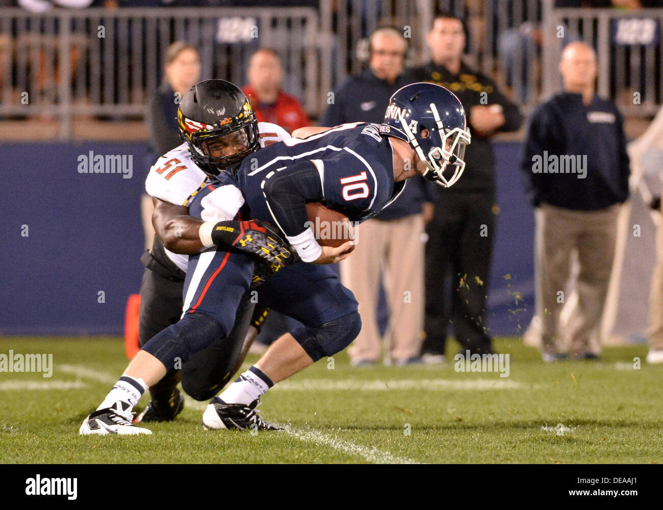 East Hartford, CT, USA. 14. September 2013. Samstag, 14. September 2013: Maryland Terrapins Linebacker Yannik Cudjoe-Virgil (51) Säcke Connecticut Huskies quarterback Chandler Whitmer (10) in der 1. Hälfte des NCAA Football Spiel zwischen Maryland und Connecticut bei Rentschler Field in East Hartford, CT. Bill Shettle / Cal Sport Media © Csm/Alamy Live-Nachrichten Stockfoto