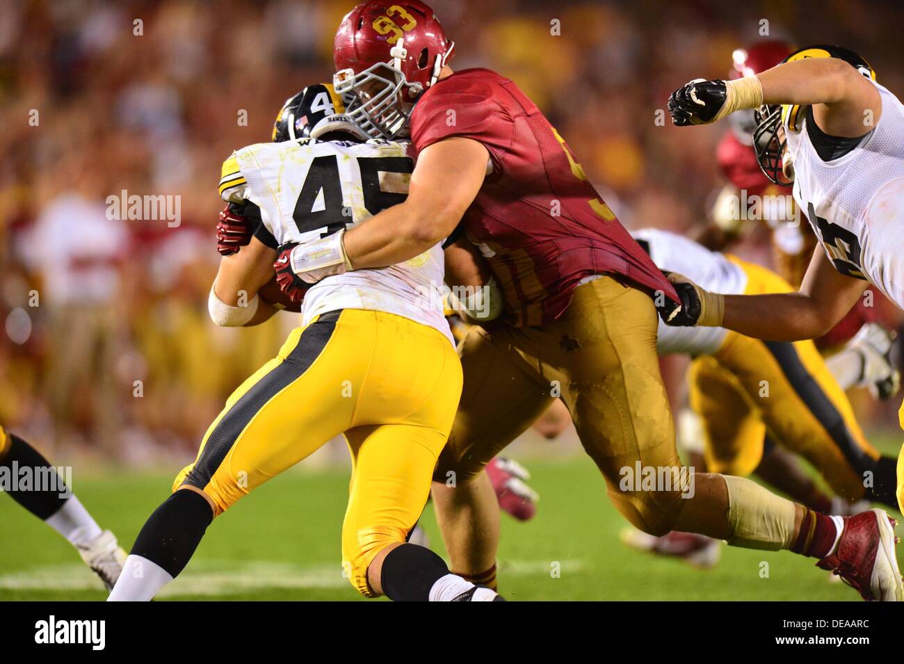 14. September 2013 - Ames, Iowa, Vereinigte Staaten von Amerika - 31. August., 2013: Iowa State DL #93 Brandon Jensen machen einen Zweikampf gegen Iowa RB #45 Mark Weisman während der NCAA Football-Spiel zwischen den Iowa State Zyklonen und die Iowa Hawkeyes Jack Trice Stadium in Ames, Iowa... KE-Lu/CSM Stockfoto