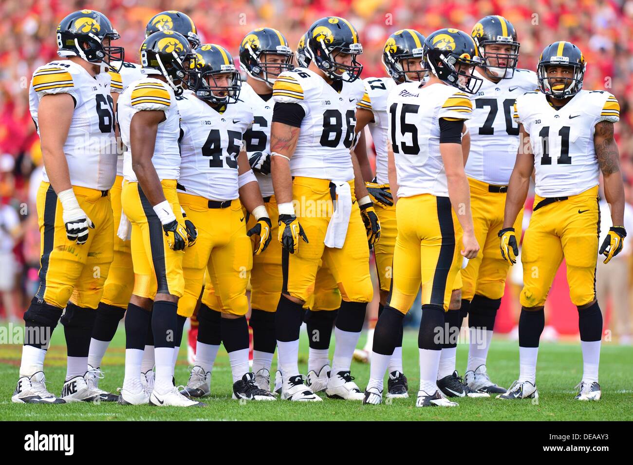 14. September 2013 - Ames, Iowa, Vereinigte Staaten von Amerika - 31. August., 2013: Iowa Hawkeyes QB #15 Jake Rudock, RB #45 Mark Weisman, TE #86 Nolan MacMillan, WR #11 Kevonte Martin-Manley, OL #68 Brandon Scherff und OL #70 Brett Van Sloten in der Huddle vor einem Spiel aufrufen, indem der Trainerstab während der NCAA Football-Spiel zwischen den Iowa State Zyklonen und die Iowa Hawkeyes Jack Trice Stadium in Ames , Iowa... KE-Lu/CSM Stockfoto