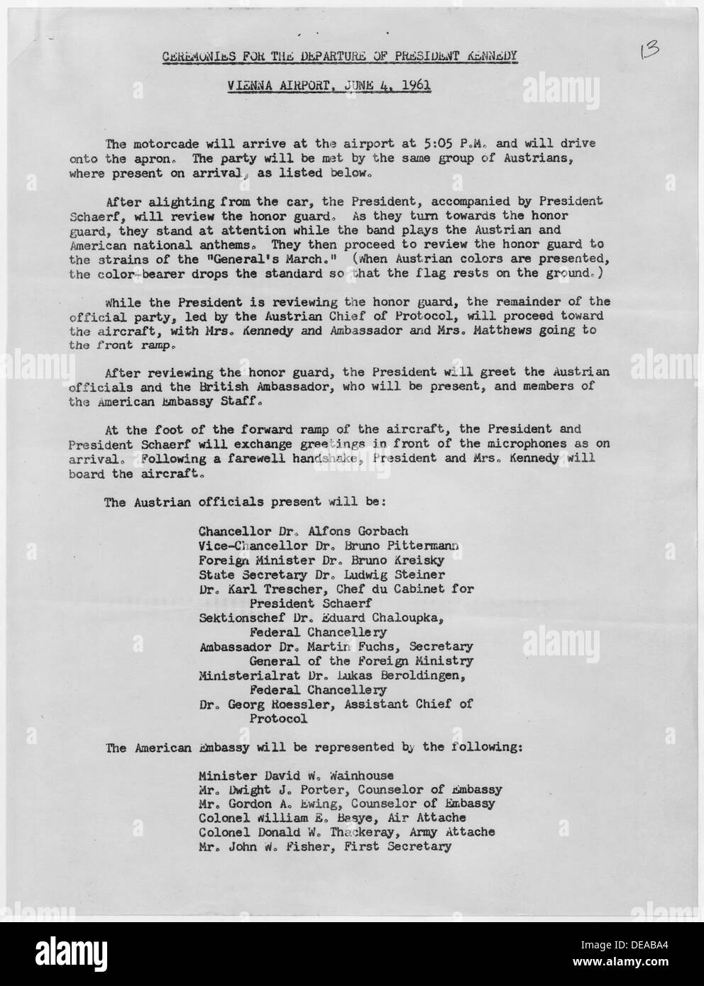 Feierliche Veranstaltung am Flughafen Wien zur Abreise von Präsident John F. Kennedy am 4. Juni 1961, ein bedeutender Moment der internationalen Diplomatie während des Kalten Krieges. Stockfoto