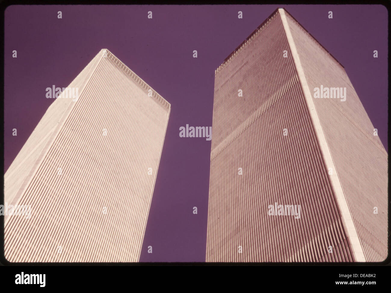 Eine Nahaufnahme der World Trade Center Towers in New York City, die die legendäre Skyline vor ihrer Zerstörung im Jahr 2001 einfängt. Stockfoto