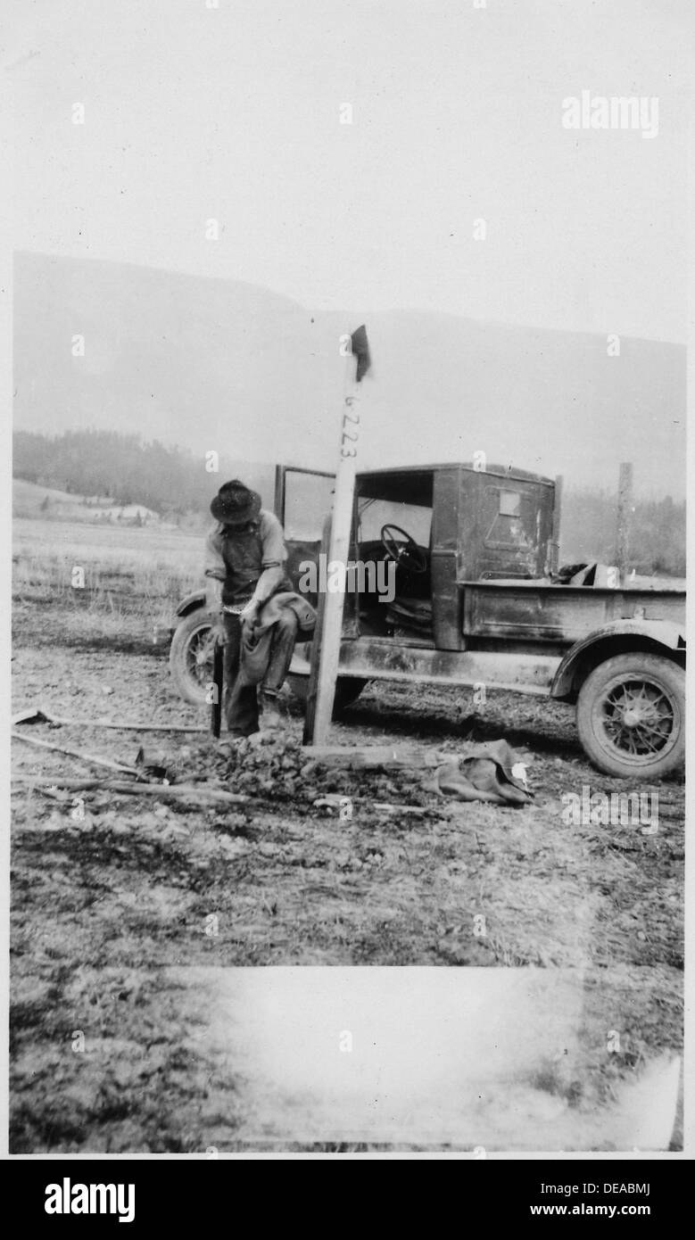 Abschluss der Installation von Grundwasser-Test gut Nr. 3 in Entwässerung Bezirk Nr. 6. Feinkies wird in 298516 gegossen werden Stockfoto