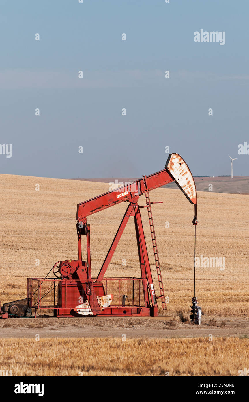 Ölfeld Bohrschwengels in einem Feld der Ernte des Weizens Saskatchewan Kanada Stockfoto