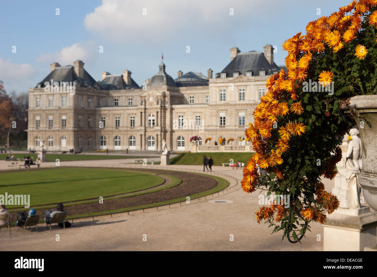 Das Palais du Luxembourg in Paris, Frankreich - selektiven Fokus auf Blumen Stockfoto