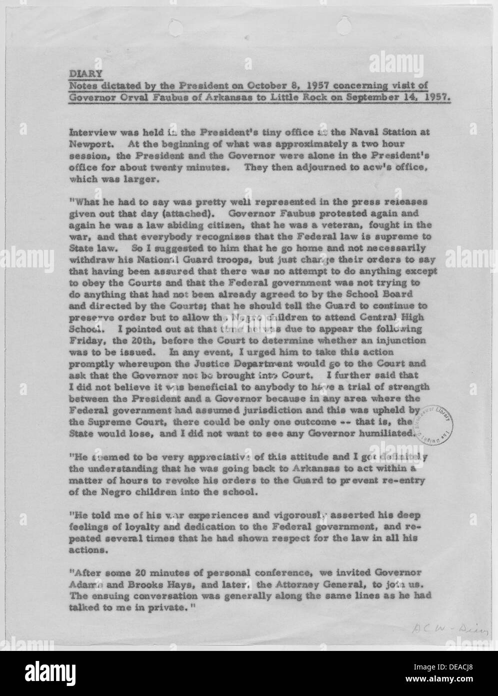 Präsident Eisenhowers Tagebucheintrag vom 8. Oktober 1957 berichtet vom Besuch des Gouverneurs Orval Faubus. Dieses Dokument gibt Einblicke in die politische Dynamik und die Ereignisse rund um die Bürgerrechtsbewegung in den 1950er Jahren Stockfoto