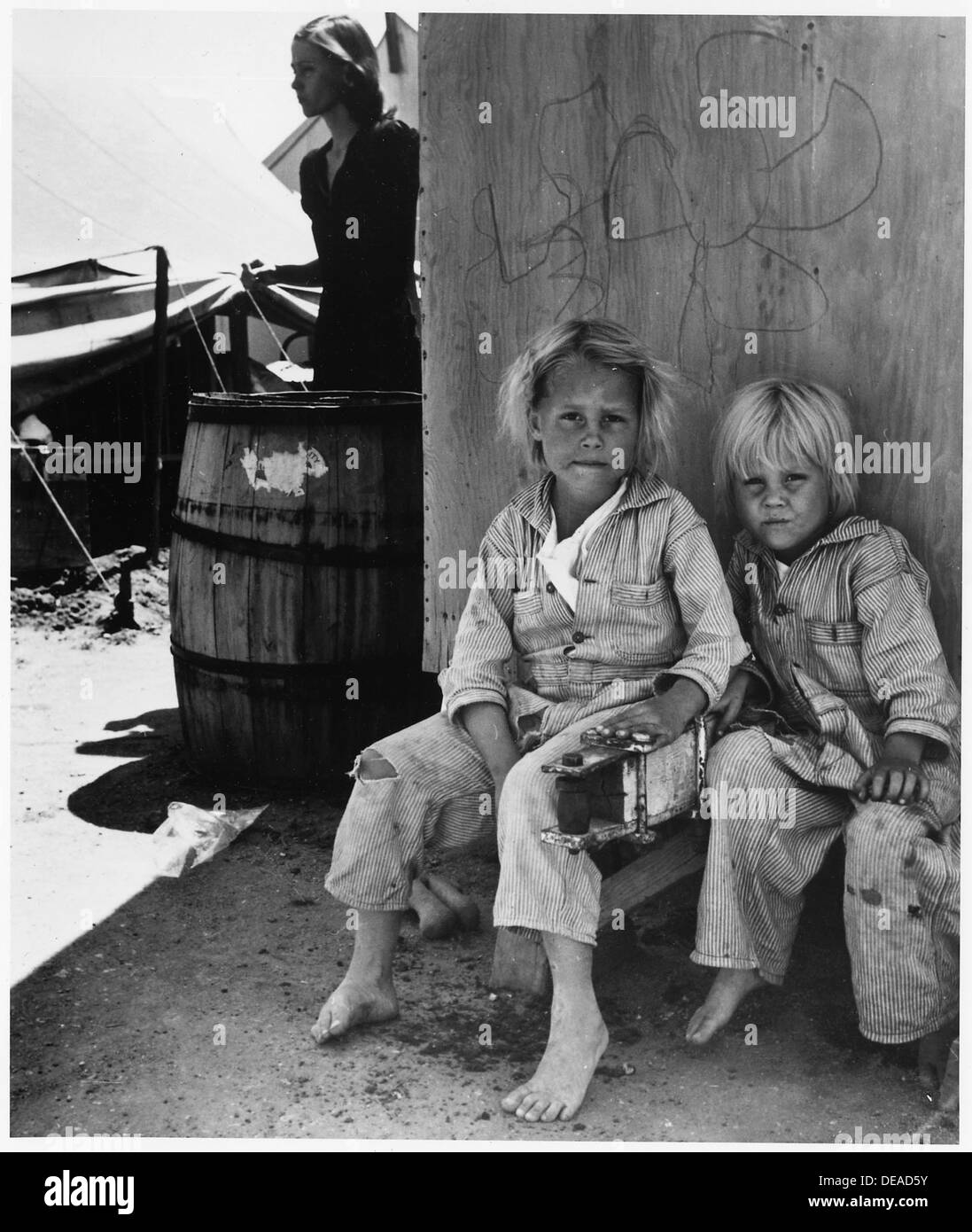 Dieses Foto zeigt Kinder aus Migrationsfamilien in Edison, Kern County, Kalifornien. Die ursprünglich aus Texas stammenden Kinder spiegeln das Leben der Landarbeiter wider, die während der Great Depression und der Dust Bowl-Zeit zur Arbeit zogen. Stockfoto