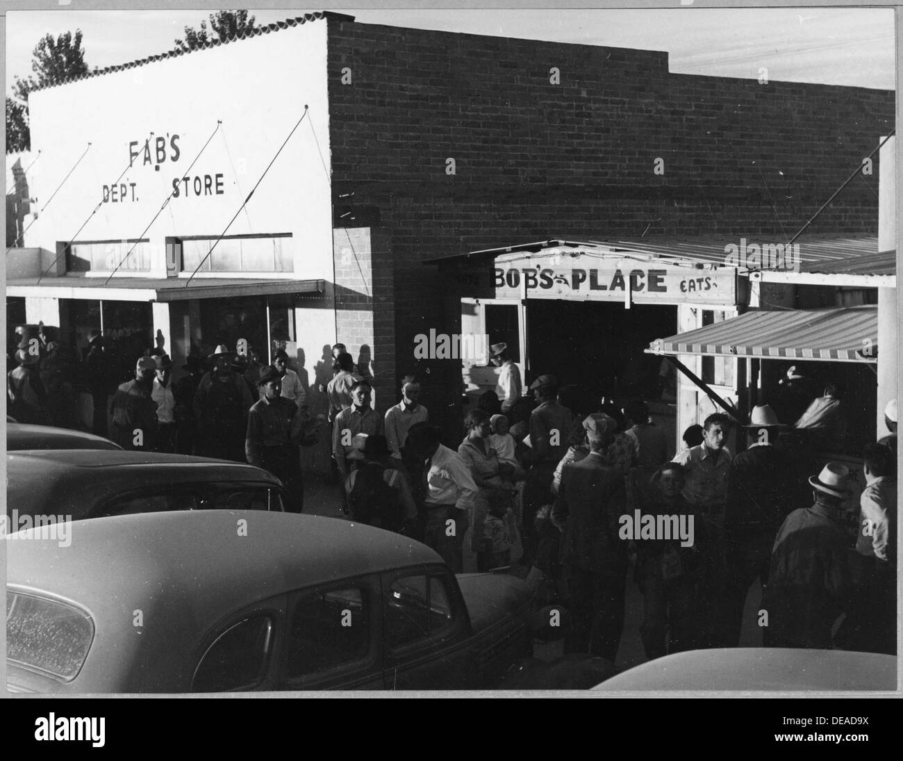 Eine junge amerikanische Familie wandernder Baumwollpflücker in Eloy, Arizona, wurde am Samstag bei einem Besuch in der Stadt gezeigt und repräsentiert die Arbeitskräfte in landwirtschaftlichen Gemeinden. Stockfoto