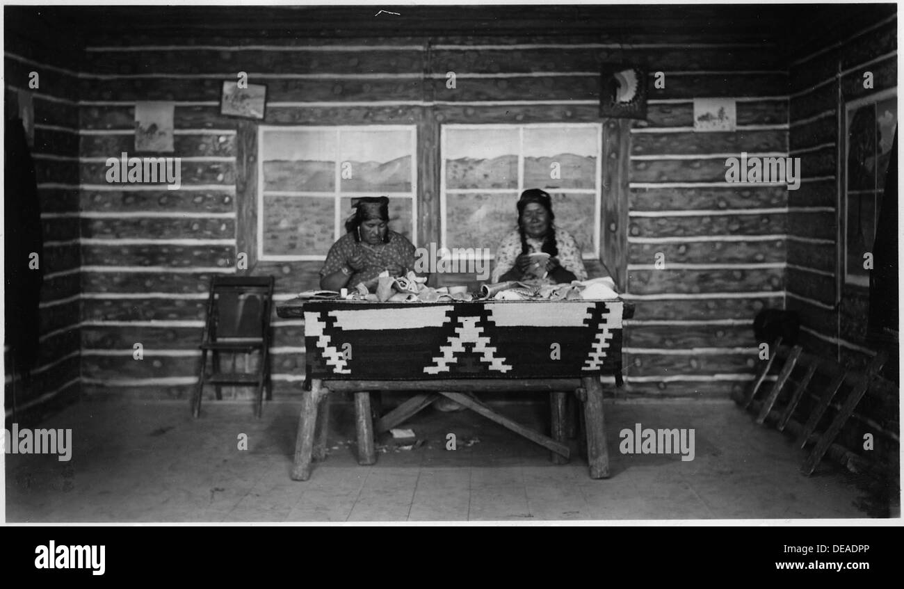 Indische Frauen aus dem Fort Hall Reservat in Idaho zeigen traditionelle Handwerkskunst und zeigen das kulturelle Erbe und die künstlerischen Fähigkeiten der Shoshone-Bannock-Stämme. Stockfoto