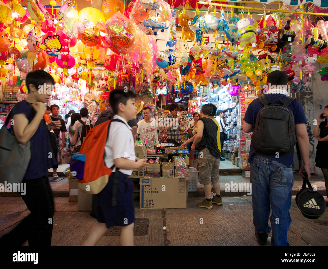 Shop in Wan Chai Verkauf Mitte Herbst Laternen in verschiedenen Zeichen und Formen. Stockfoto