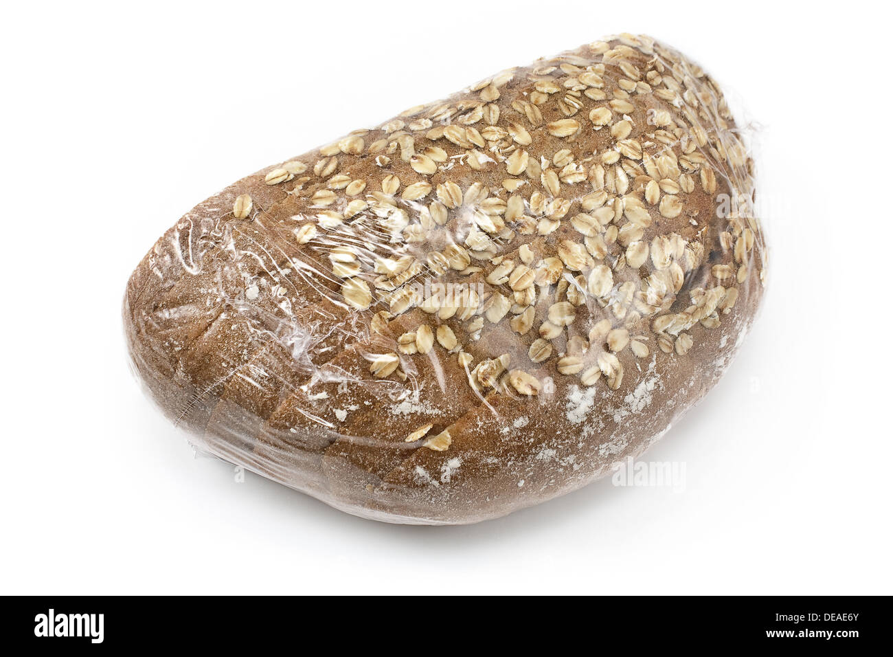 Gebackenes Brot mit Samen verpackt in Cellophan, isoliert auf weiss Stockfoto