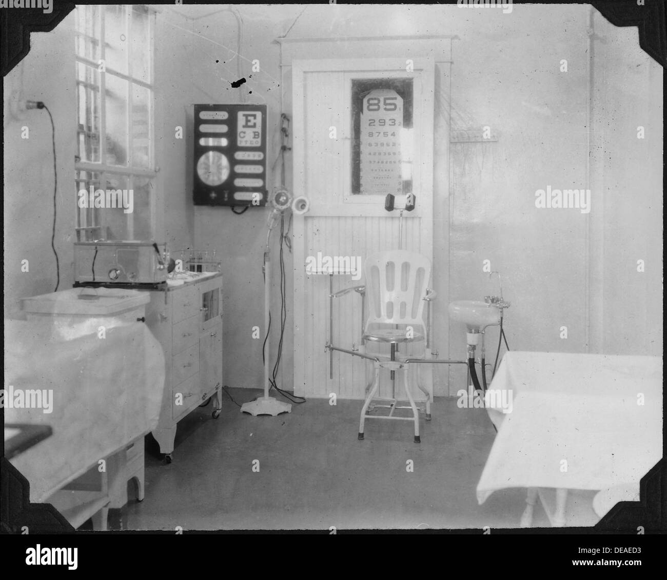 Ein Bild eines Augenuntersuchungsraums in einem Krankenhaus, in dem die medizinische Ausrüstung und Einrichtung für Augenuntersuchungen gezeigt werden. Der Raum ist für professionelle Augenpflege und Sehtests konzipiert. Stockfoto