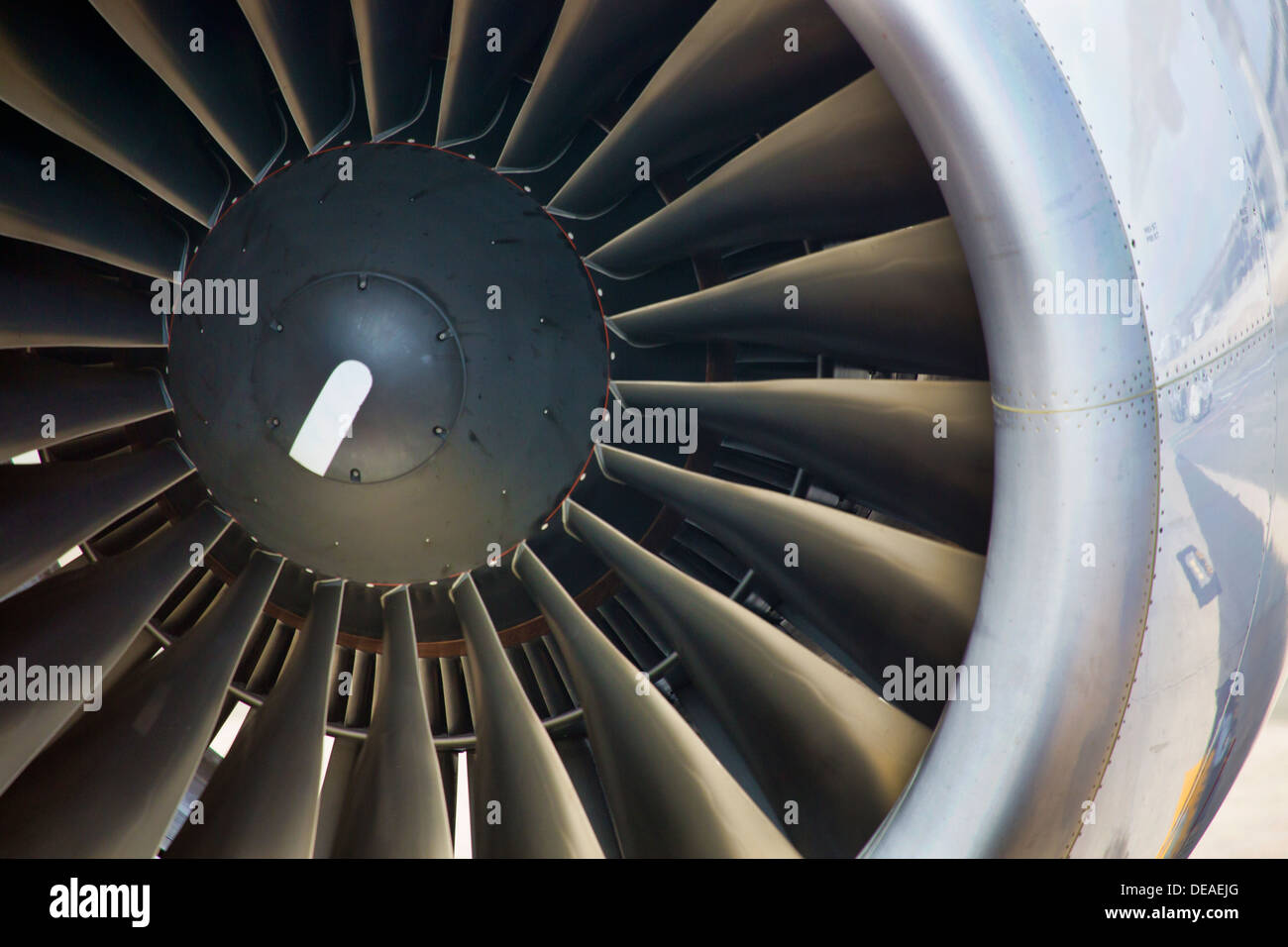 Detail der Aufnahme Ende der linken Seite Motor einer Boeing 777 geparkt auf der Rampe am Dulles International Airport, Virginia. Stockfoto