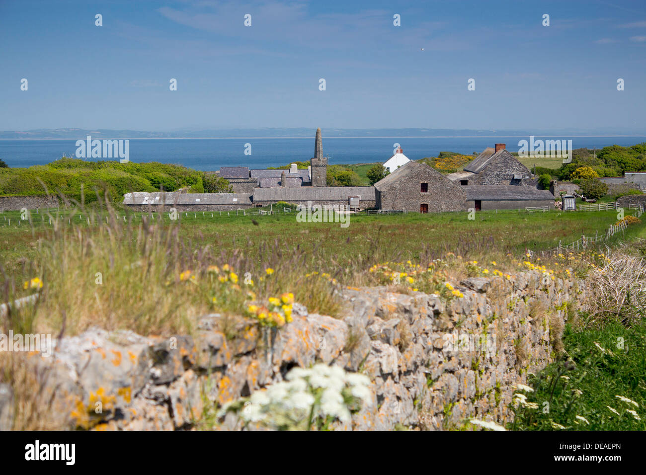 Caldey Island St. Illtyd-Priorat Kirche und Hof Altbauten Küste Küste Meer Ozean hinter Pembrokeshire West Wales UK Stockfoto