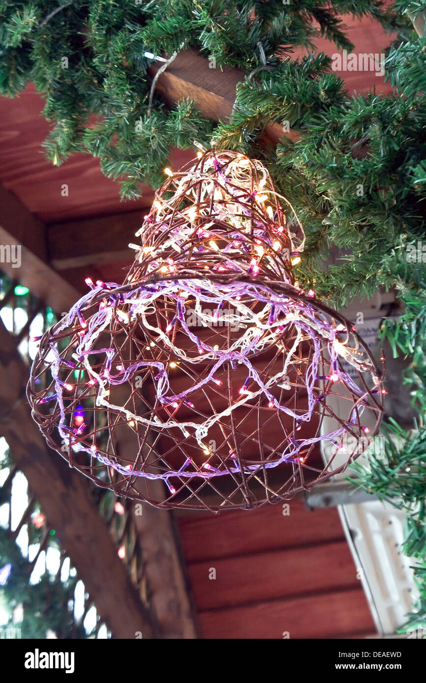 Buntes elektrische Weihnachtsbeleuchtung in Form von bell Stockfoto
