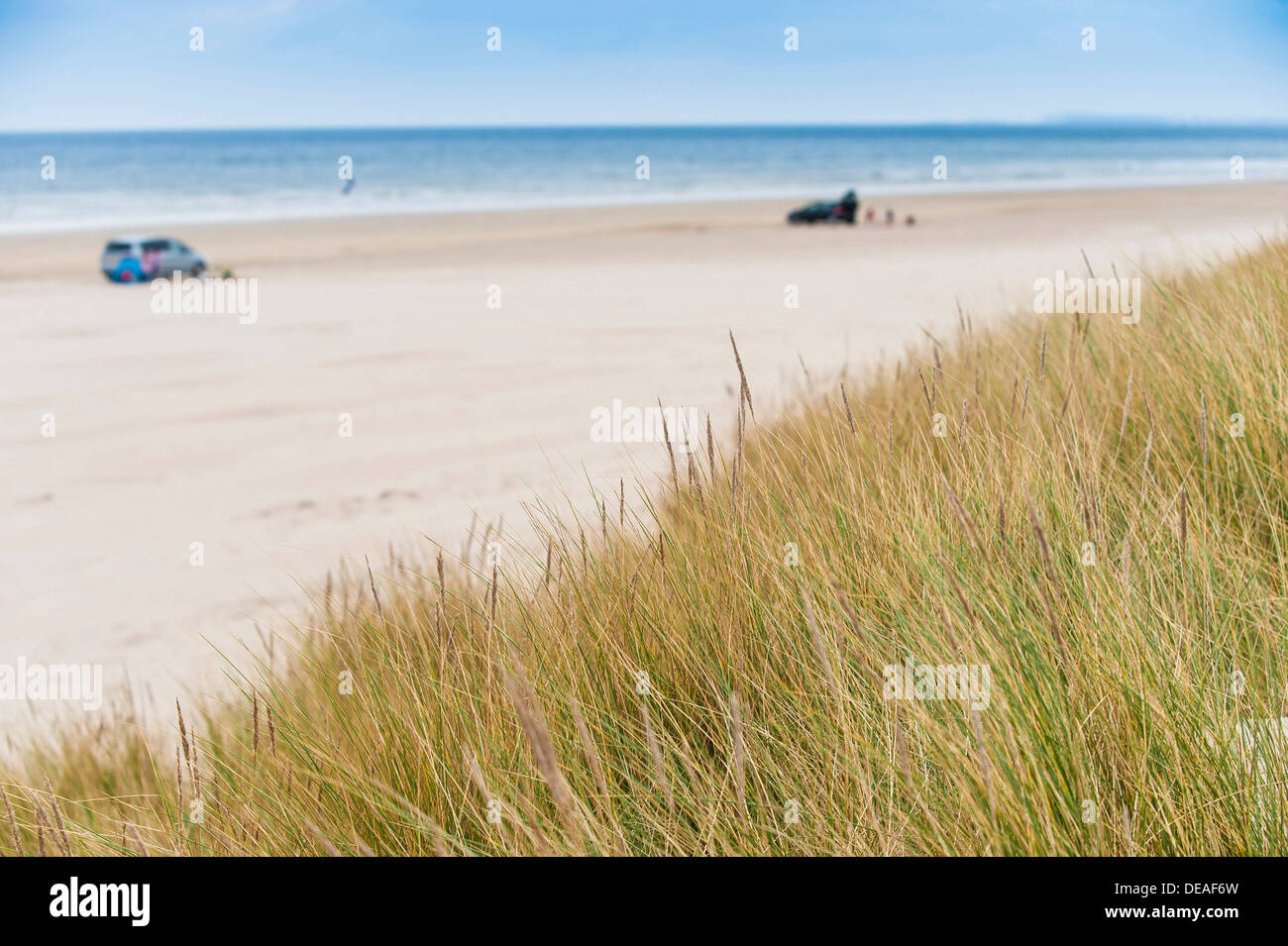 Autos auf Benone Strand, Castlerock, County Londonderry, Nordirland, Vereinigtes Königreich Stockfoto