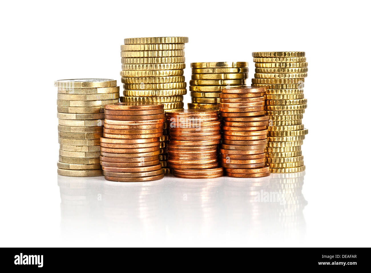 Euro-Währung mit einem Euro aufgetürmt, fünfzig, zwanzig, zehn, fünf, zwei und ein-Cent-Münzen, isoliert auf weißem Hintergrund Stockfoto