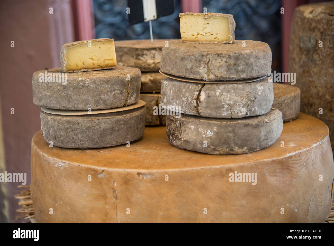 Käse für den Verkauf auf einem Markt, Ribeauvillé, Département Bas-Rhin, Elsass, Frankreich Stockfoto
