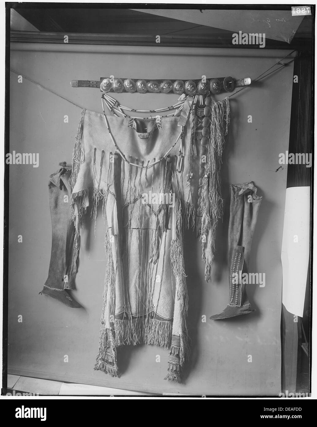 Dieses Bild zeigt traditionelle Kiowa-Kleidungsstücke, die das kulturelle Erbe und die Handwerkskunst der Kiowa durch ihre Kleidung veranschaulichen. Stockfoto