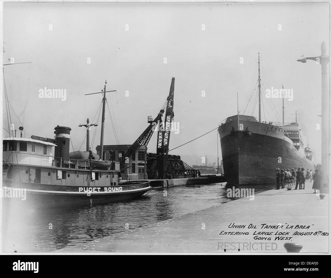 Die Schleusen der US-Regierung im Lake Washington Ship Canal in Seattle kontrollieren den Wasserfluss zwischen dem See und dem Puget Sound. Die Schleusen erleichtern die Bewegung von Schiffen und Schiffen, einschließlich Ölschiffen der Union. Stockfoto