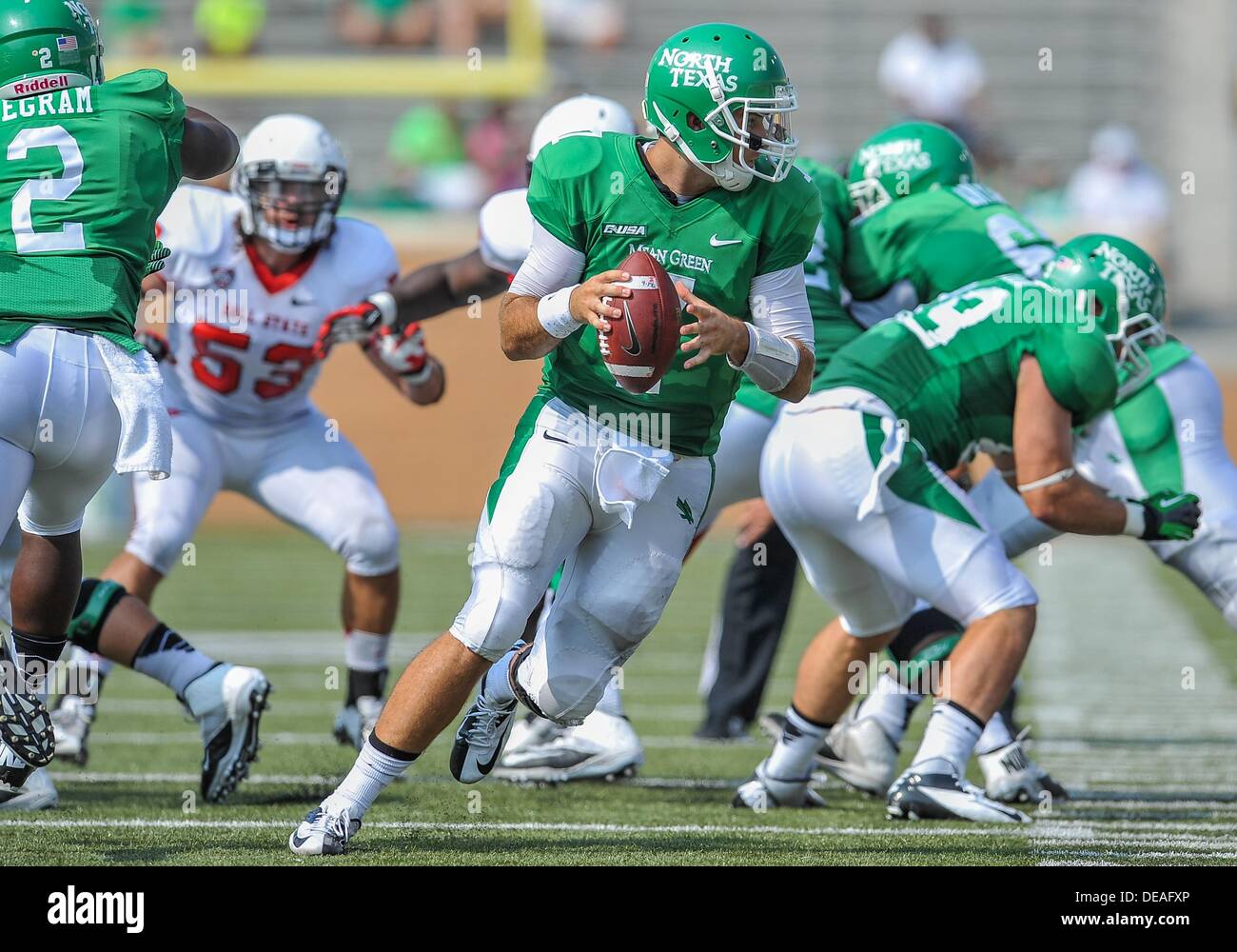 14. September 2013:. North Texas bedeutet grün Quarterback Derek Thompson (7) rollt out.in die NCAA Football-Spiel zwischen den Ball State Kardinäle und die North Texas Eagles Apogee-Stadion in Denton, Texas... Stockfoto
