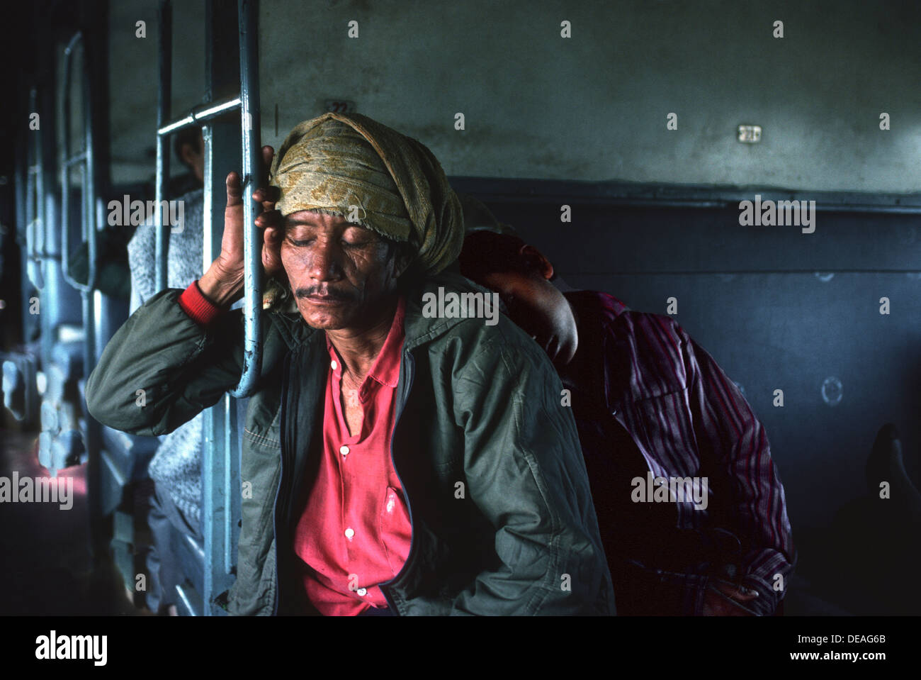Müden Fahrgäste 2. Klasse Laufwagenschiene Indien Stockfoto