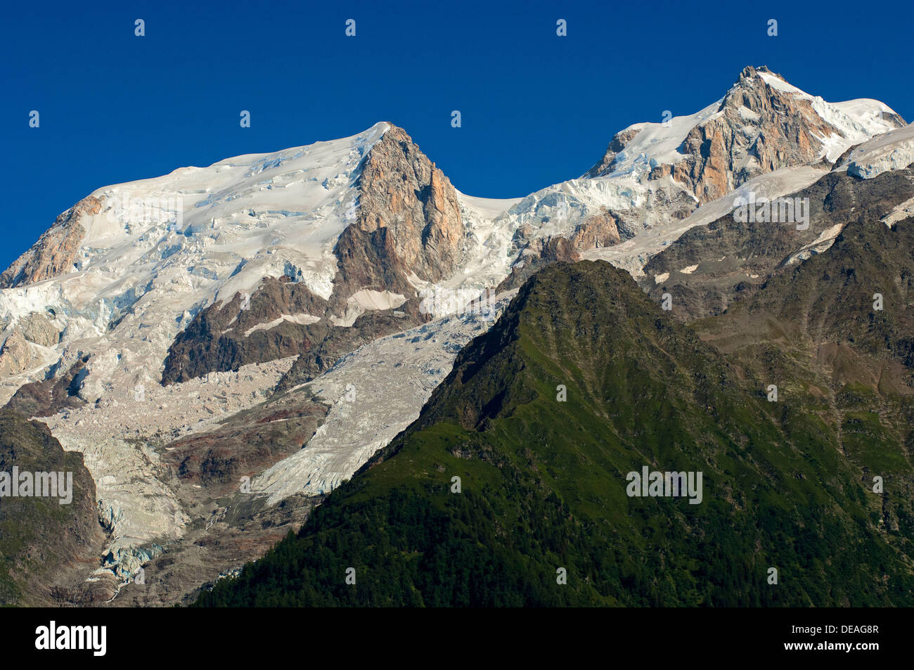 Glacier des Bossons, Glacier des Bossons, Gipfel des Mont Blanc du Tacul und Mont Maudit, von links nach rechts, das Tal von Chamonix, Chamonix Stockfoto